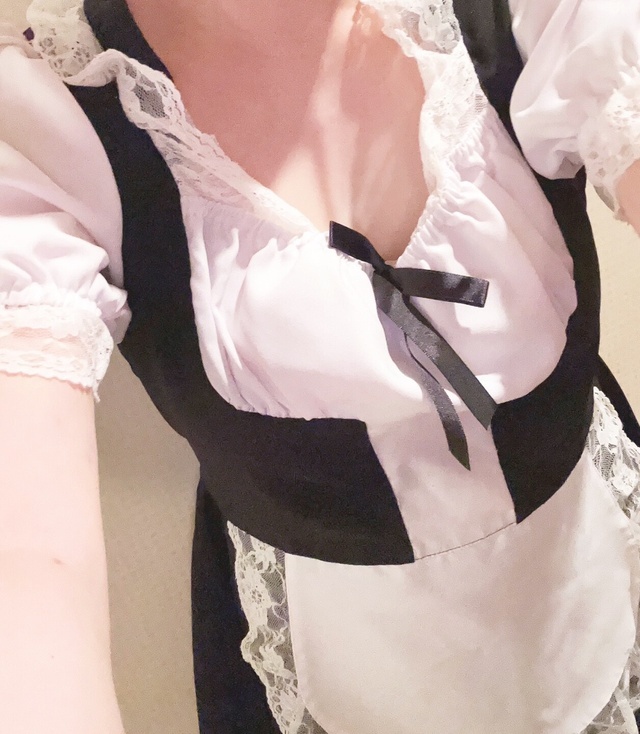 小柄で色白のメイドからのご奉仕をどうぞ~~♥️